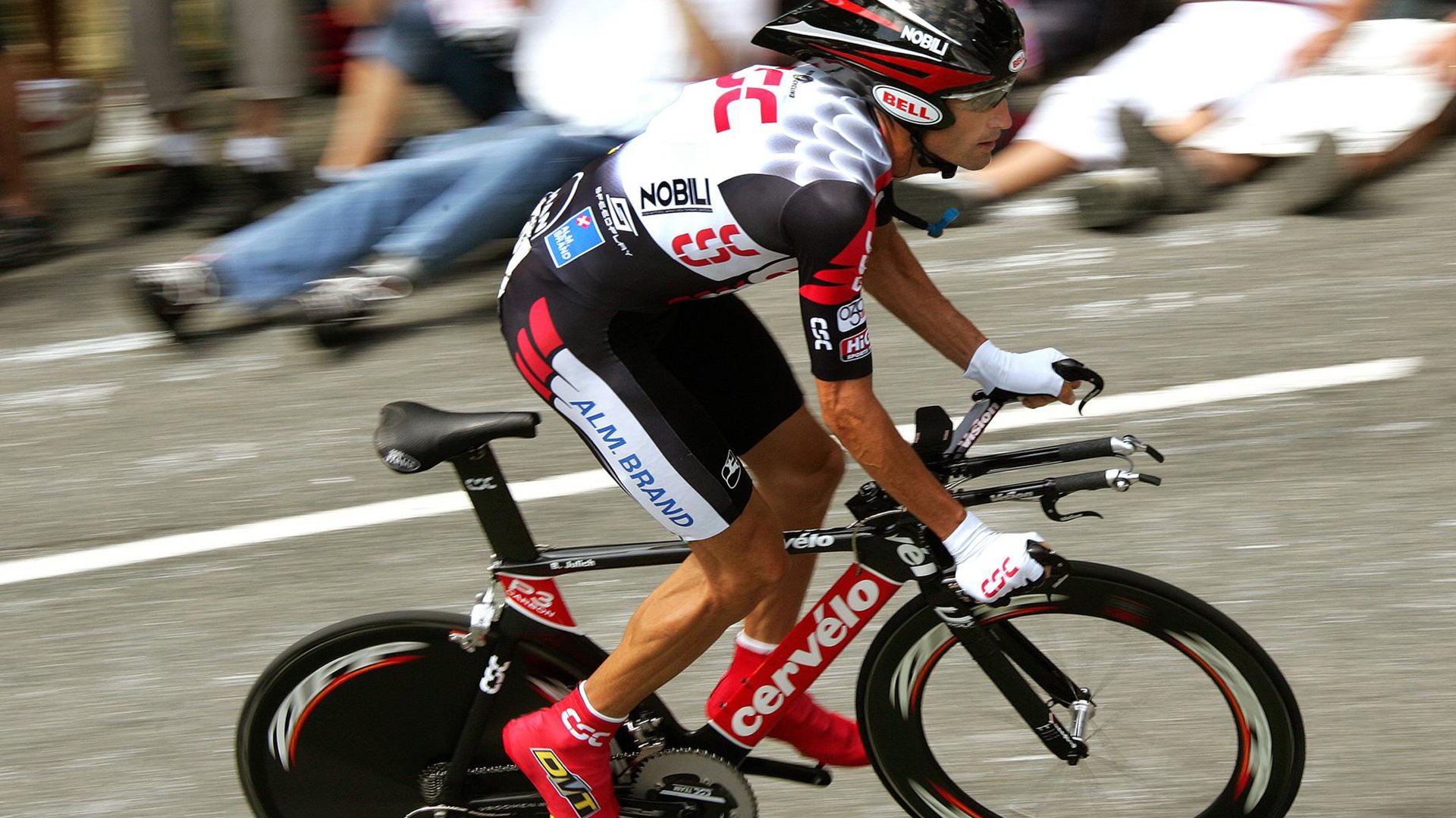 赛道与王座，当F1引擎在街道咆哮，国王已在魔术城加冕