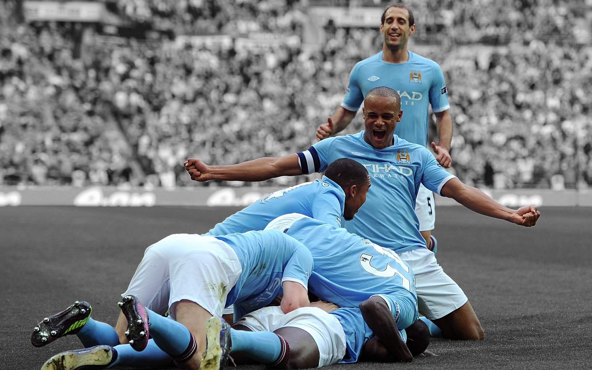 红黑挽歌与桑巴狂舞，当那不勒斯的海潮吞噬圣西罗，维尼修斯在亚平宁点燃唯一火光